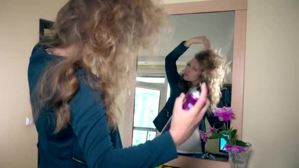 Mooie zwangere gebruik haarspray op zoek in spiegel liefkozingen haar haren — Stockvideo