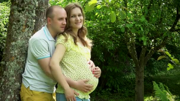 Feliz jovem casal esperando bebê — Vídeo de Stock