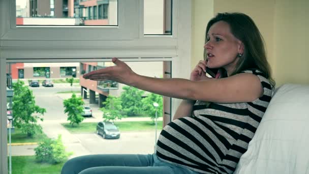 Несчастная ожидающая женщина показывает негативные эмоции по телефону — стоковое видео