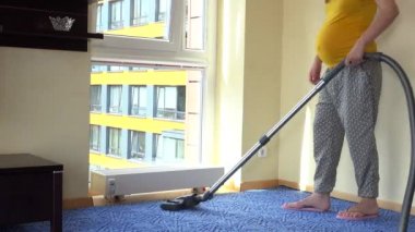 Hamile ev Gardiyan'ın karısı kadın hoover Oda elektrikli süpürge