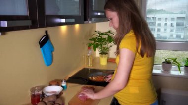 Hamile kadın dilim et kesme tahtası üzerinde bıçak ile