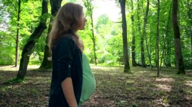 park ağaç sokakta gülümseyen hamile kadın yürüyüş