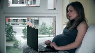 Hamile kadın dizüstü bilgisayarınızla çalışırken olumsuz duygular gösterilen
