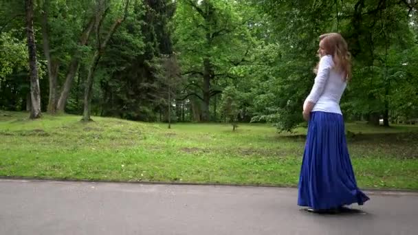 Gravid kvinna går i parken på sommaren — Stockvideo