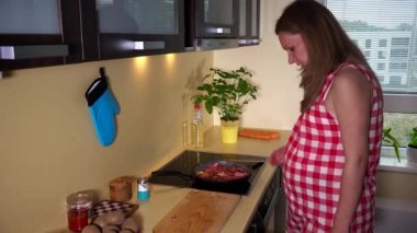 Sebze ve et mutfak hob üzerinde tava pişirme karıştırma gelecekte hamile anne
