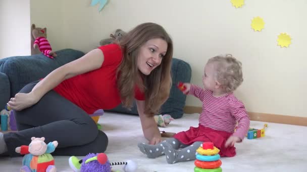 Mamma spelar med lilla baby dotter i rummet. Moderskap. 4k — Stockvideo