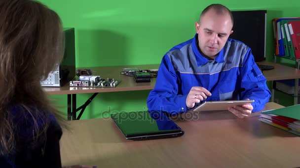 Computer specialist man schrijven client klachten over gebroken laptopcomputer — Stockvideo