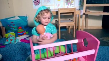 Çok güzel çocuk dandle salıncak bebek bebek oyuncak beşik yatak yakınındaki