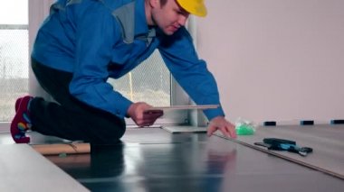 Laminat zemin çalışan yatıyordu.