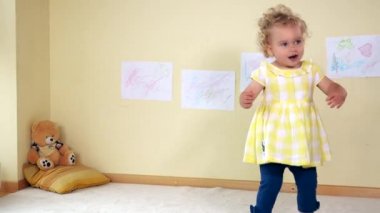 Atlama ve iplik kaçan güzel küçük kız. Hiperaktif çocuk