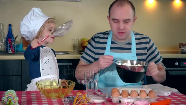 Ο πατέρας με χαριτωμένο μικρό παιδί κορίτσι προετοιμασία κέικ στην κουζίνα — Αρχείο Βίντεο