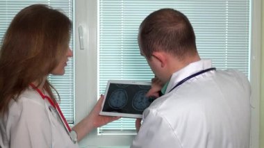 baş mrt manyetik rezonans görüntüleme tablet bilgisayar bakarak doktorlar