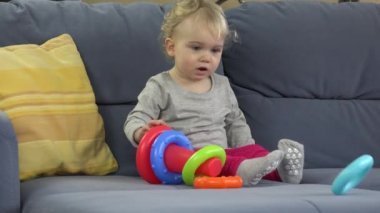 kız bebek Divan Oda oyuncakla oynamak. Çocukluk, eğitim. 4k