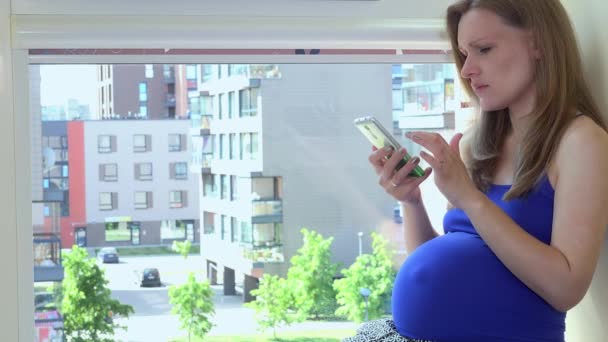 Разочарованная женщина использует смартфон и показывает негативные эмоции — стоковое видео