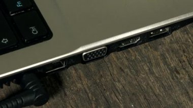 El dizüstü bilgisayar için yüksek çözünürlüklü HDMI bağlayın. Portre