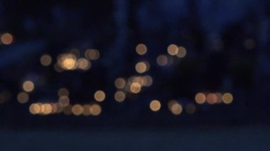 İnsanlar geceleri kırsal mezarlığında ölü aile üyelerinin mezarları ziyaret edin. 4k