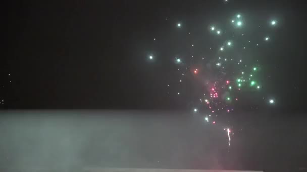 Los fuegos artificiales soplan en el cielo y los ciudadanos celebran el año nuevo en el patio de la casa plana — Vídeo de stock