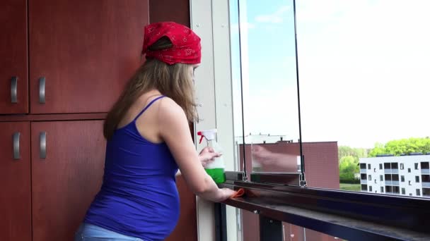 Вагітна жінка чистий пил на лоджії плоского будинку — стокове відео