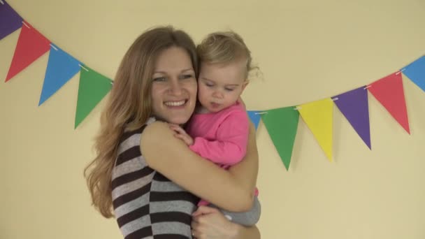 Mamá sigue abrazando al bebé en el interior. Amor, familia, infancia. 4K — Vídeo de stock