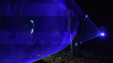 insanlar akşam lazer gösterisinde mavi ışık efekti tadını çıkarın. 4k