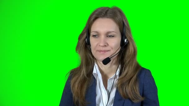 Biznes kobieta pracuje w call center z słuchawek i mikrofonu na zielono — Wideo stockowe
