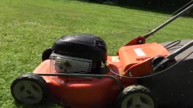 closeup çim çim biçme makinesi ve bahçıvan kızla çıplak bacak itme makine. 4k