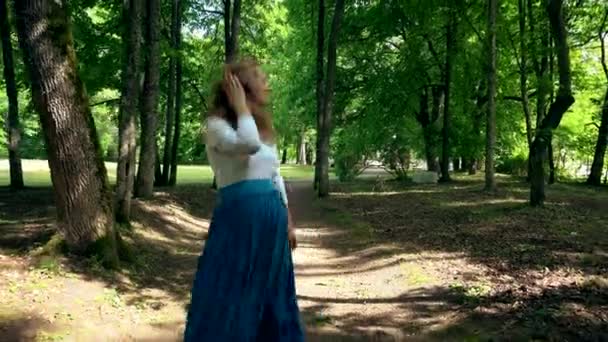 Καυκάσιος γυναίκα έγκυος με μεγάλη κοιλιά δαπανώνται τρόπο ζωής στο πάρκο — Αρχείο Βίντεο