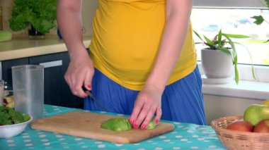 hamile kadın hazırlanıyor vegan mutfakta meyve kokteyli