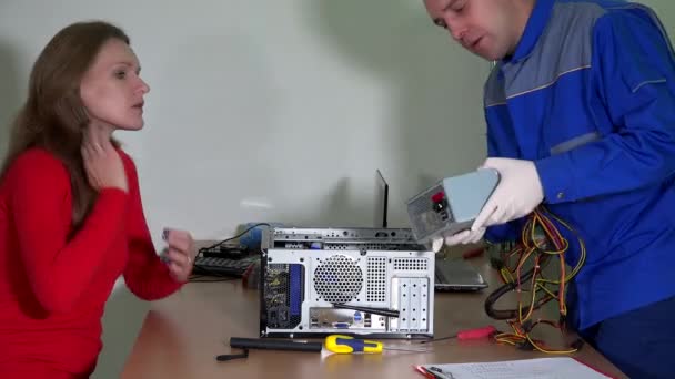 Homem reparador de computador qualificado consultar mulher cliente sobre peças alteradas — Vídeo de Stock