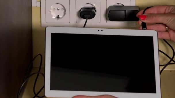 Női kezek dugó tábla-PC és szúró telefon-hoz fali aljzat töltő — Stock videók