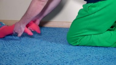 Kız çok güzel çocuk ve baba babası evde Halı zemin üzerinde oynama