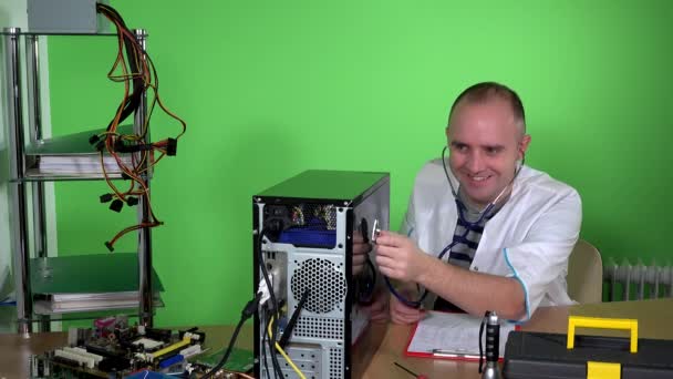 Deli adam pc doktor stetoskop ve gülme ile bilgisayar kasasının incelenmesi — Stok video