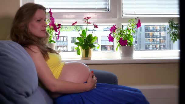 Försiktig lilla dotter ta sin gravida modern glas vatten — Stockvideo