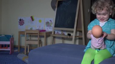 Küçük çocuk oyun hareket anne bebek bebek oyuncak için
