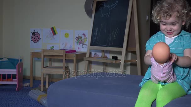 Pequena criança jogar ato mãe para bebê boneca brinquedo — Vídeo de Stock