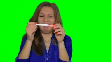 hamile kadın Haritayı pozitif gebelik testi kamera ve gülümseme iki çizgili