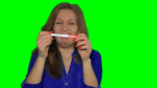 Pregnant woman show positive pregnancy test with two stripes to camera and smile — Stock Video