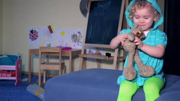 Emocionální holčička s nejlepší přítel plyšový medvídek objímání, líbání a mluví — Stock video