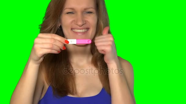 Fille émotionnelle montrant test de grossesse avec deux bandes et regarder la caméra — Video