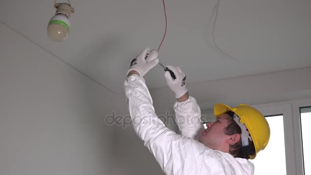 Electricista masculino instalando alarma de humo de incendio con destornillador — Vídeos de Stock