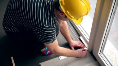 İşçi kalemle olun işaretler laminat tahta üzerinde döşeme zemin