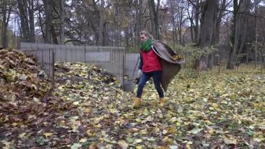 arka iş kadın. Kuru kompost yığını içinde sonbahar yaprakları. 4k