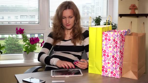 Glad gravid kvinna använda surfplatta för online shopping hemma — Stockvideo