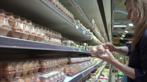 Frau pflückt Eier im Supermarkt — Stockvideo