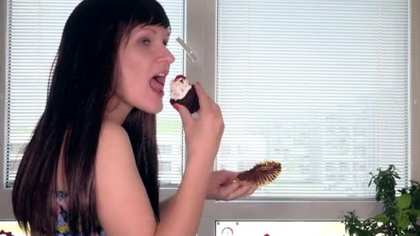 Glimlachend zwangere vrouw eten taart — Stockvideo
