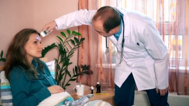 adam doktor hasta kadın sıcaklık ve hap ilaç almak için tavsiye kontrol edin