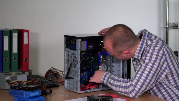 Trabalhador de serviço de computador qualificado homem remover e examinar placa de memória ram — Vídeo de Stock