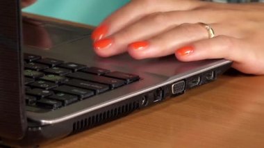 el HDMI ekran kablosunu dizüstü bilgisayara takın. Portre