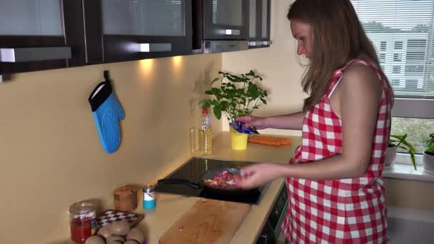 Kobieta w ciąży umieścić przyprawa do pieczenia posiłek w kuchni pan — Wideo stockowe