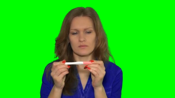 Femme inquiète vérifiant test de grossesse assis — Video